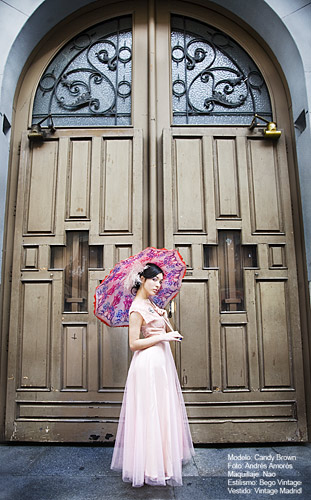 Candy Brown lleva vestido de novia vintage, zapatos de Arte para Vestir y tocado de plumas Vintage.